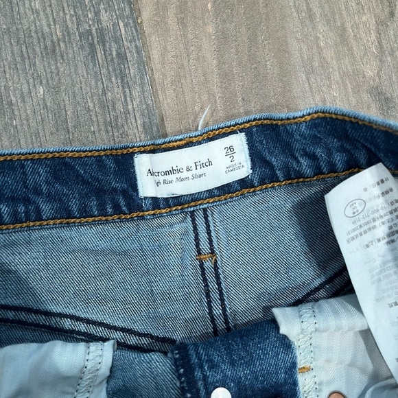 Abercrombie Mom Short High Rise Denim Blue Jeans Cut Off Size 26/2 Distressed - Picture 5 of 6